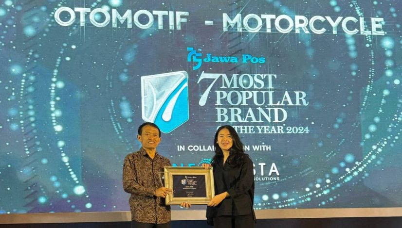 Jawa Pos Menyerahkan Piagam Penghargaan kepada Jennifer Rusli, Public Relations Manager ALVA